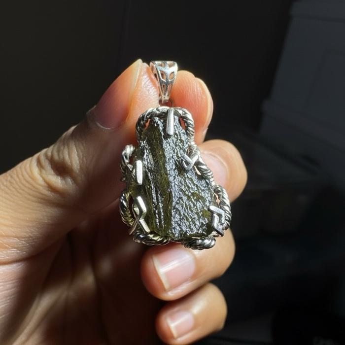Crysjade Liontin Moldavite β Batu Energi Kosmik Langka dengan Tekstur Natural & Warna Hijau Transpar