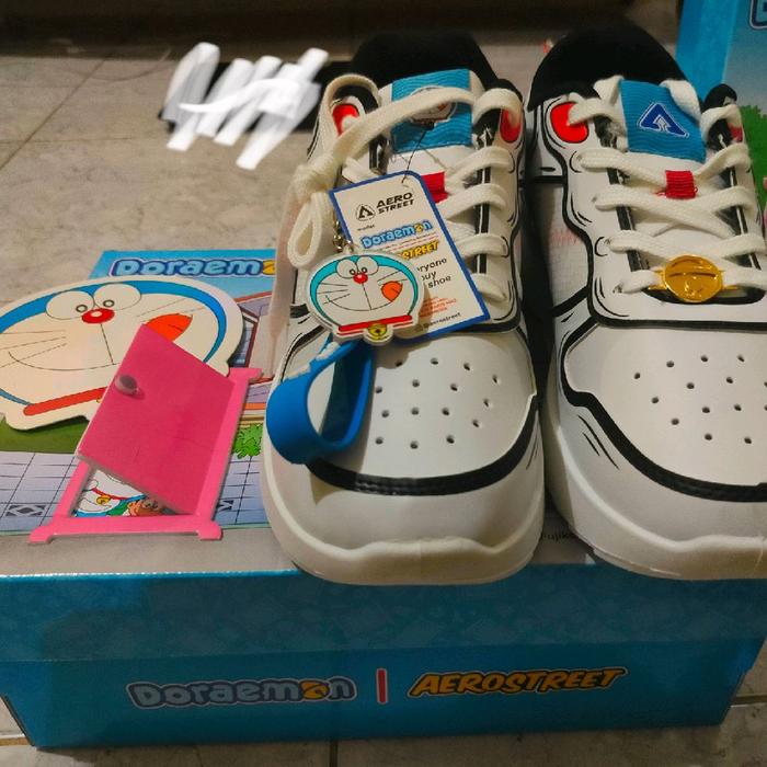 Aero street sepatu Doraemon warna putih biru ukuran 41