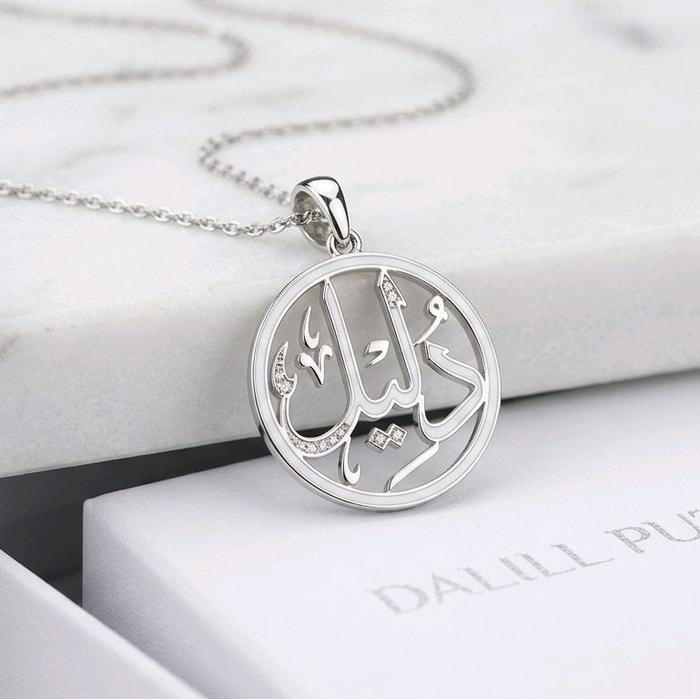 Kalung Perhiasan dengan Desain Unik dan Elegan - Dalill Putih
