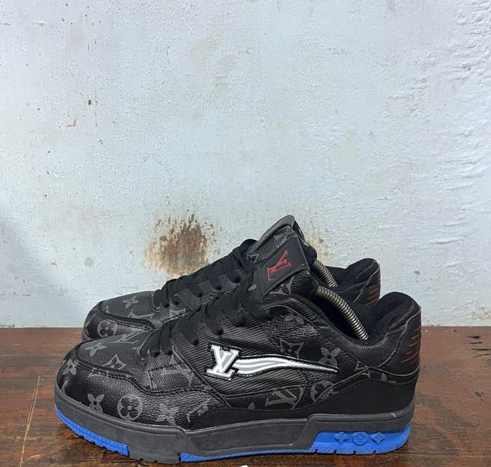Sepatu second branded LV trainer black size 42