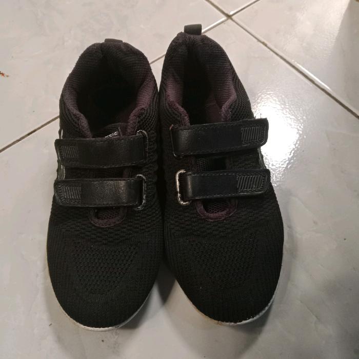 Sepatu Anak Laki-Laki dan Perempuan Brand XYZ