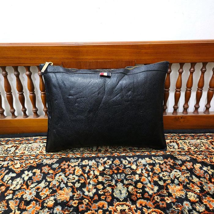 clutch thom brown warna hitam