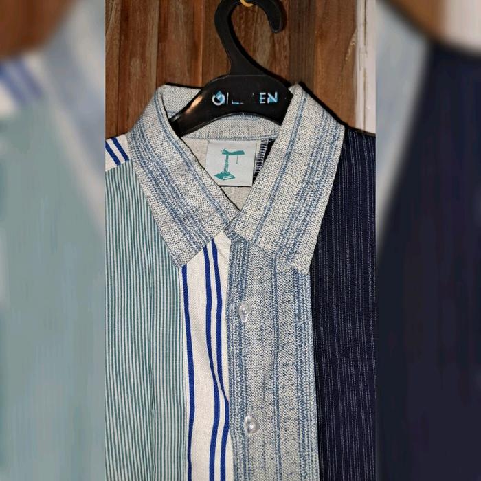 Kemeja Pria Lengan Panjang Knit dan Katun brand Design by Omo, detail Garis Biru dan Putih