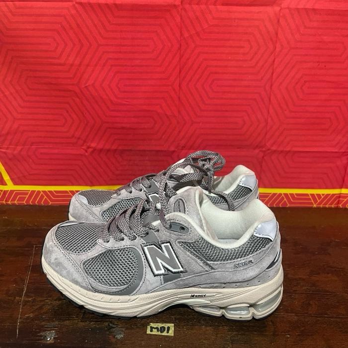 Sepatu second branded new balance 2002R size 36