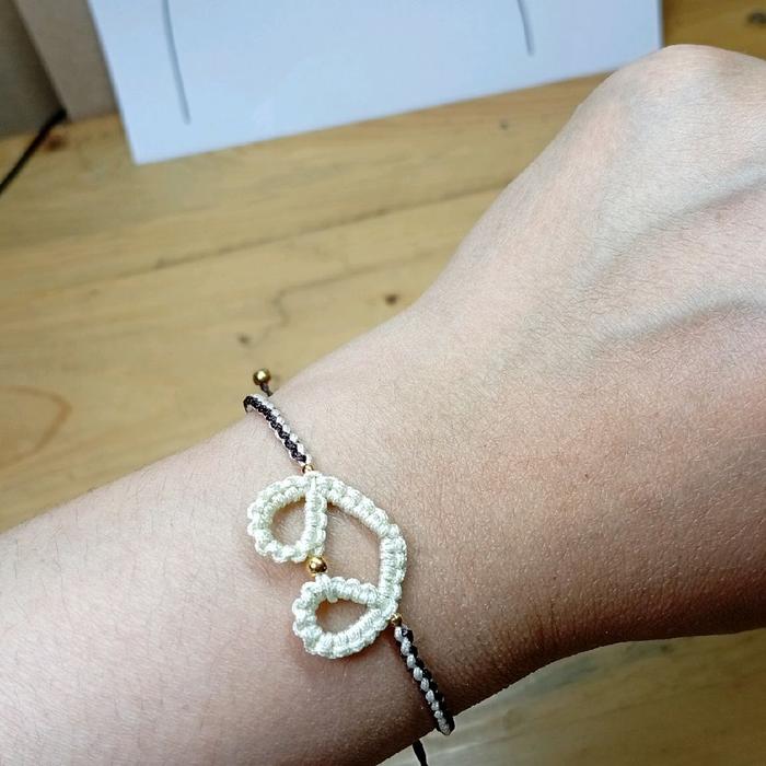 Gelang Macrame Karakter Kue Monde dengan Desain Unik dan Menarik dari HOPE gallery Bracelets
