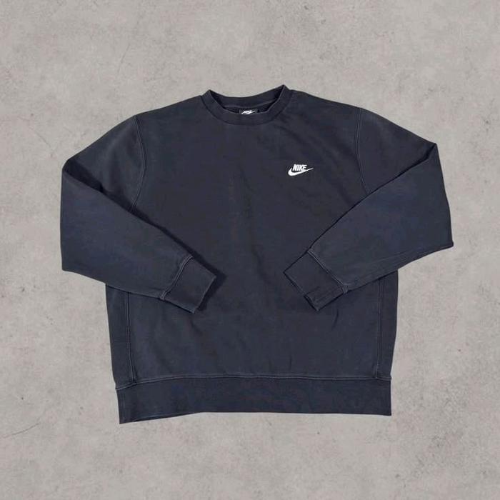 Nike Sweatshirt Crewneck Hitam dengan Logo Putih di Dada, second like new