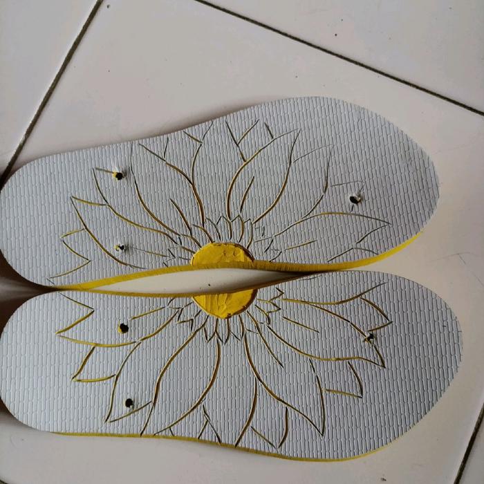 Sandal jepit Swallow Ukir Gambar Bunga Size 9,5 Warna Kuning       Bisa Request yaa... !!