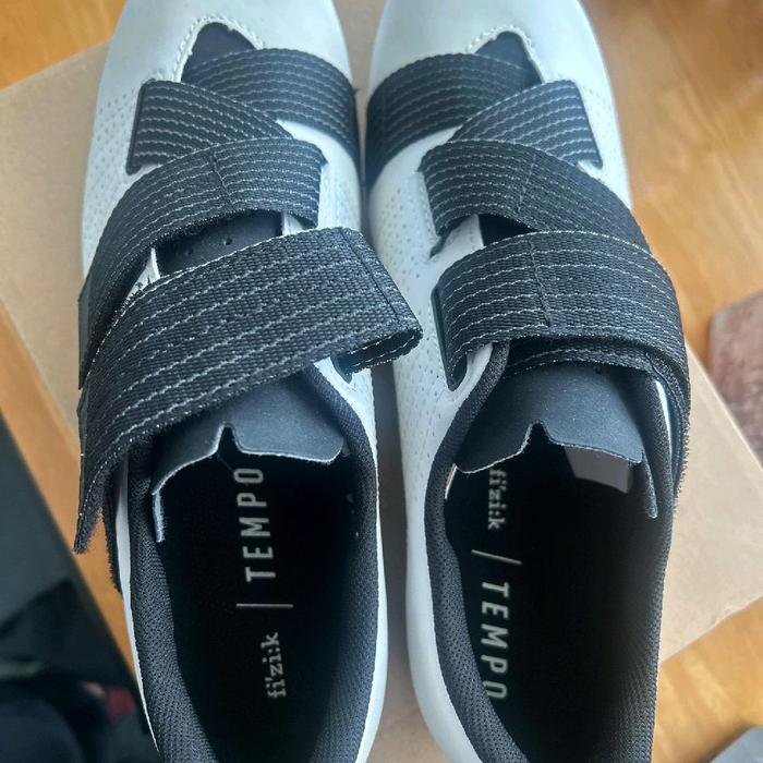 Sepatu di foto adalah Fizik Tempo (terlihat tulisan “TEMPO fizik” di insole). Ini sepatu road bike /