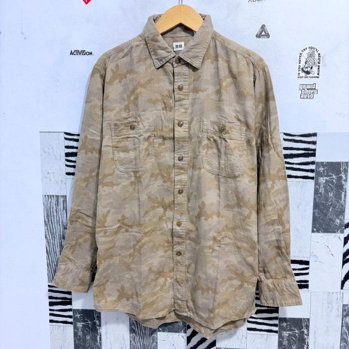 Kemeja Uniqlo Camo bahan Flanel warna Dust model Lengan Panjang