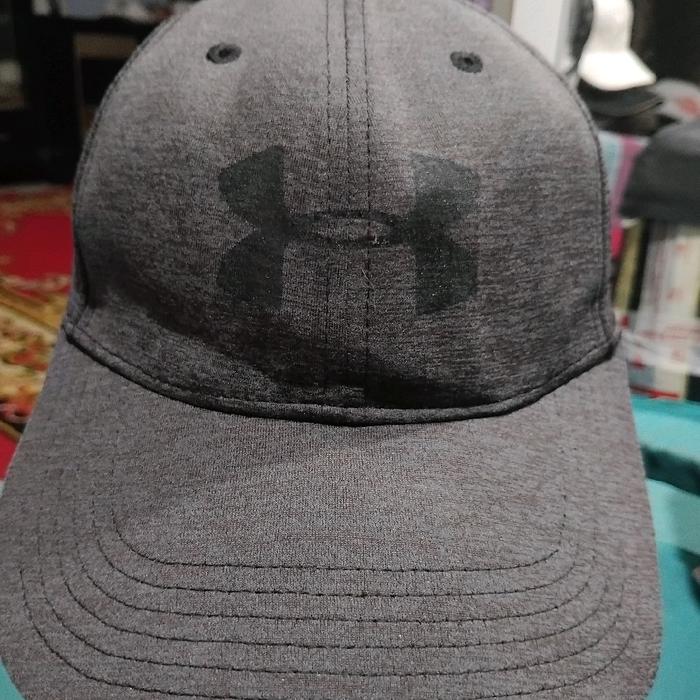 Under Armour Topi Baseball Hitam dengan Logo Under Armour yang Menonjol