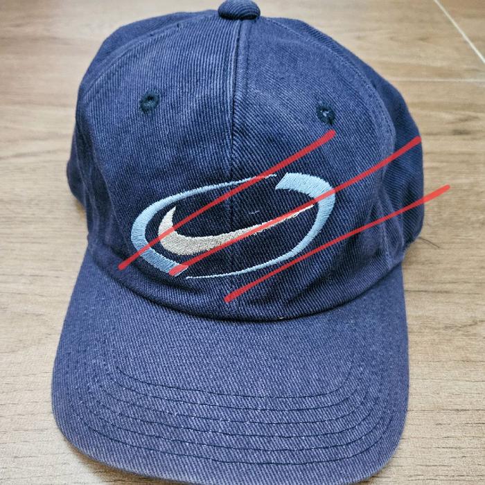 Topi Nike 90s Baseball Biru dengan Logo Nike Putih dan Biru