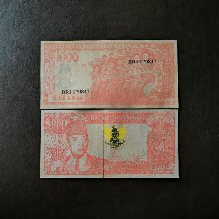 Uang Souvenir 1.000 Soekarno Melengkung 1964 Watermark DUPONK Gambar Penari Serimpi 7 Datar & Miring