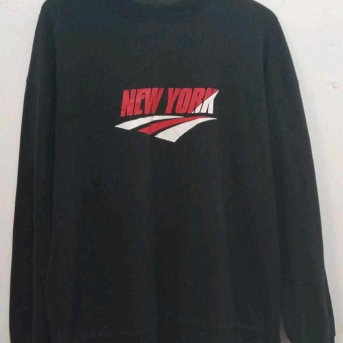 Sweatshirt Hitam dengan Desain 'New York' - CN
