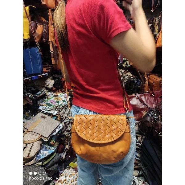 Sling bag/ tas slempang / tas selempang kulit sapi asli tutup anyam termurah by moje jogja Wanita