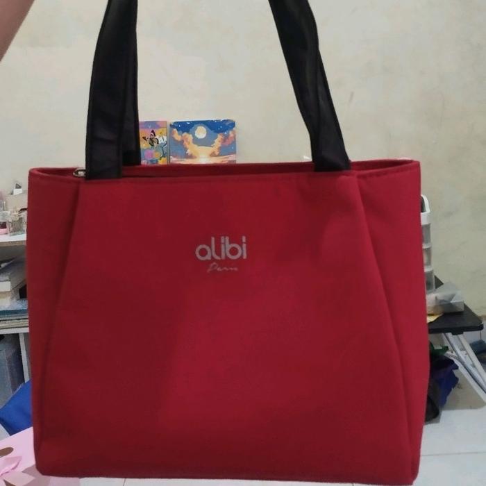 Tas Alibi Paris Merah dengan Tali Hitam dan Logo Alibi Paris