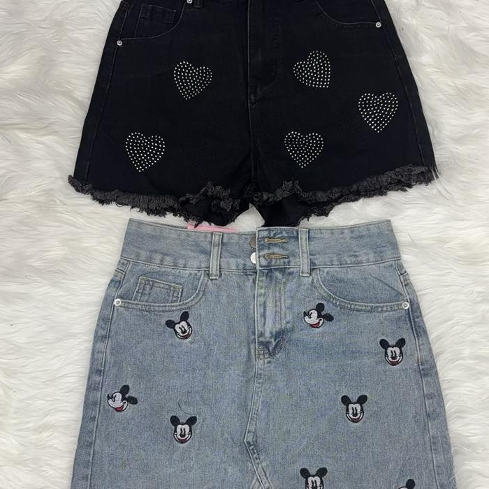 Celana Pendek Hitam dengan Hiasan Hati dan Celana Jeans Biru dengan Bordir Mickey Mouse untuk Wanita