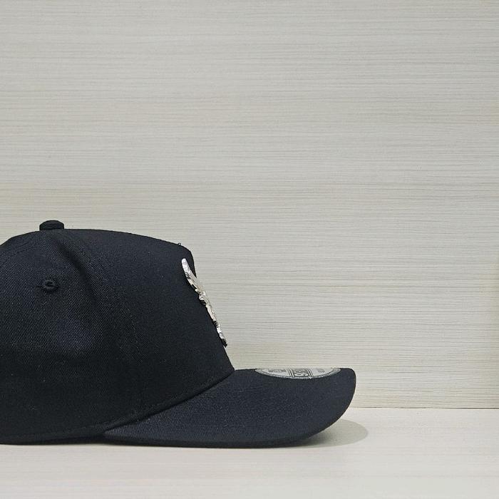 Topi Baseball Banteng Hitam Plat Besi Silver