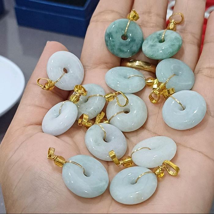 Liontin Donat Giok Burma Guatemala