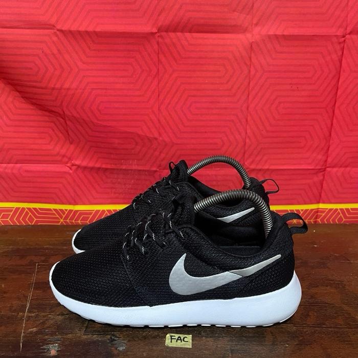 Sepatu second ori nike roshe one black white size 38