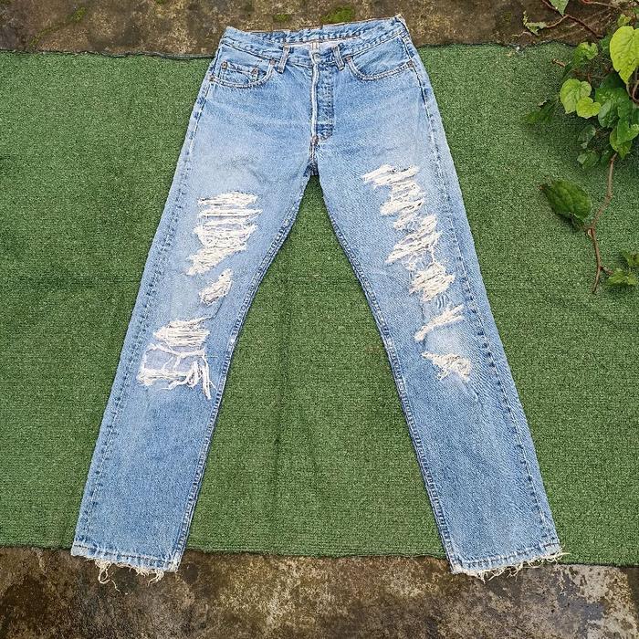 Vintage Levi Distressed Ripped Washed Jeans Celana Jeans no Uniqlo Selvedge Zara Vanquish Semantic D