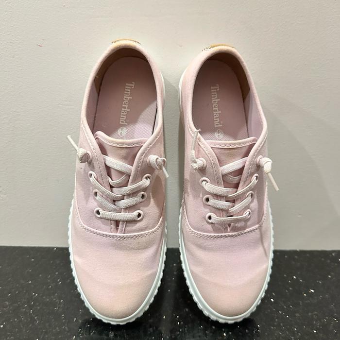 Timberland Sepatu Wanita Warna Pink dengan Tali Putih dan Sol Putih