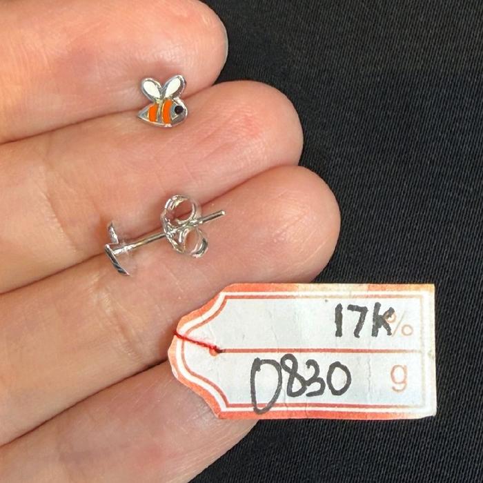 Anting emas 75 tawon