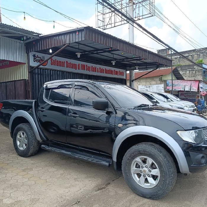 BAN Triton GLS 4x4 2014 warna hitam