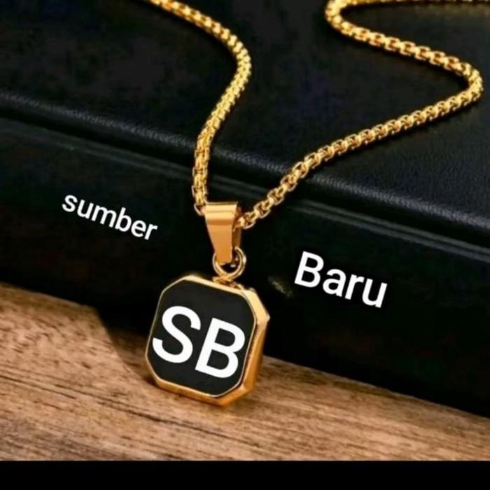 Sumber Baru Aksesoris Kalung Nama Original Sumber Baru dengan Desain SB di Permukaan Hitam Pria