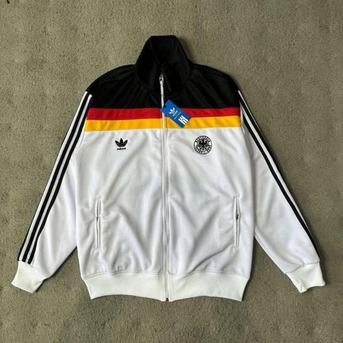 Adidas Jaket Tracktop Germany dengan Desain Warna Bendera Jerman dan Logo Adidas