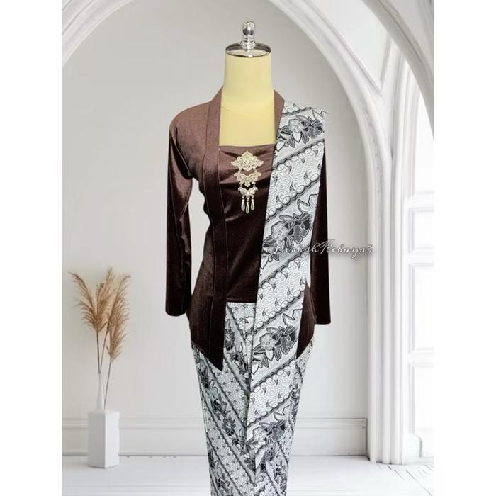 Setelan Kebaya Kutu Udru Warna Mahogany / Kebaya + Selendang + Jarik Wiru Plisket Motif Parang Kusum