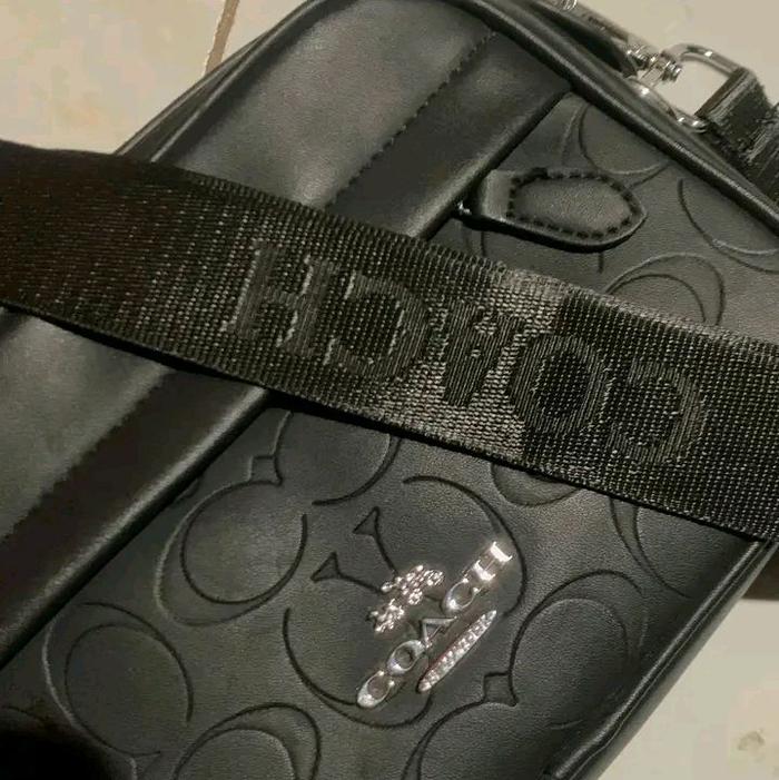 Coach Tas Selempang Pria Hitam dengan Desain Elegan dan Tali Bahu Nyaman