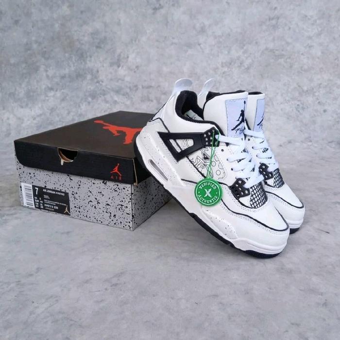 Sepatu Air Jordan 4 Retro SE DIY White Black Volt