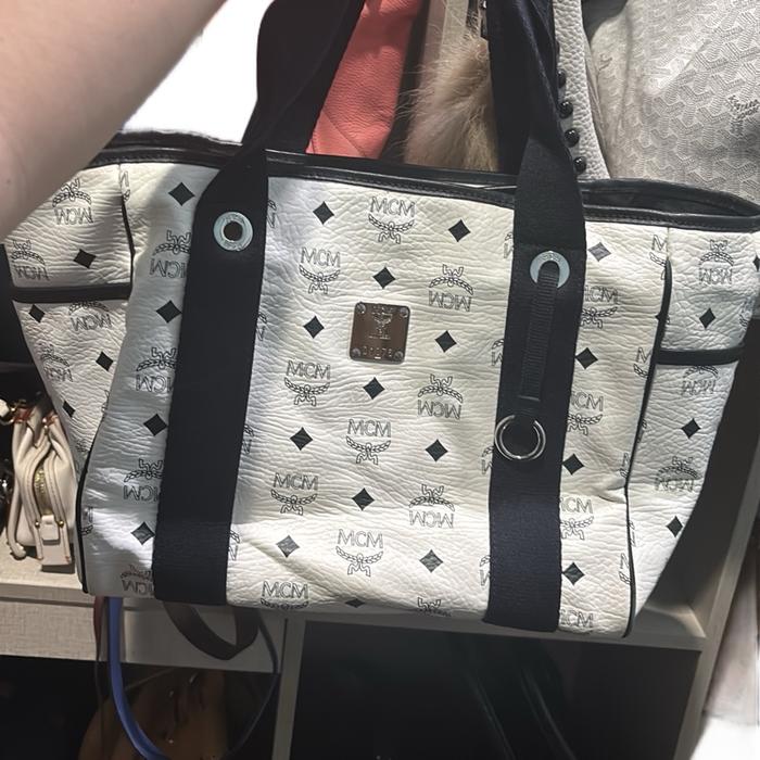 MCM Tote Bag Putih Cantik dengan Desain Logo MCM dan Tali Hitam Elegan