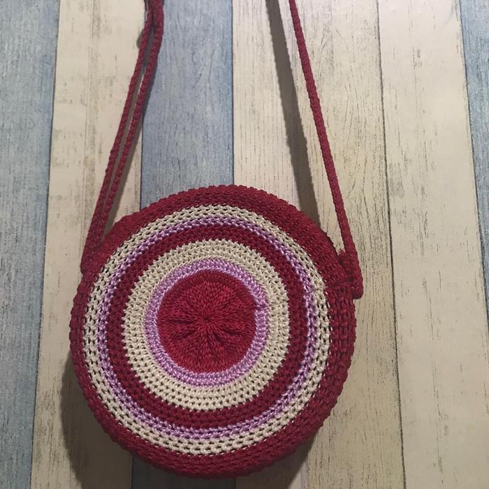 tas rajutan bundar versi rotan KW warna merah cabe kombi cream