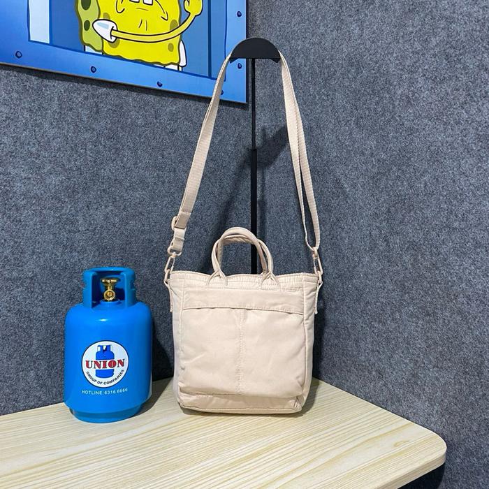 UNIQLO Tas Selempang / Tas Bahu UNIQLO Desain Minimalis Warna Beige Cocok untuk Harian
