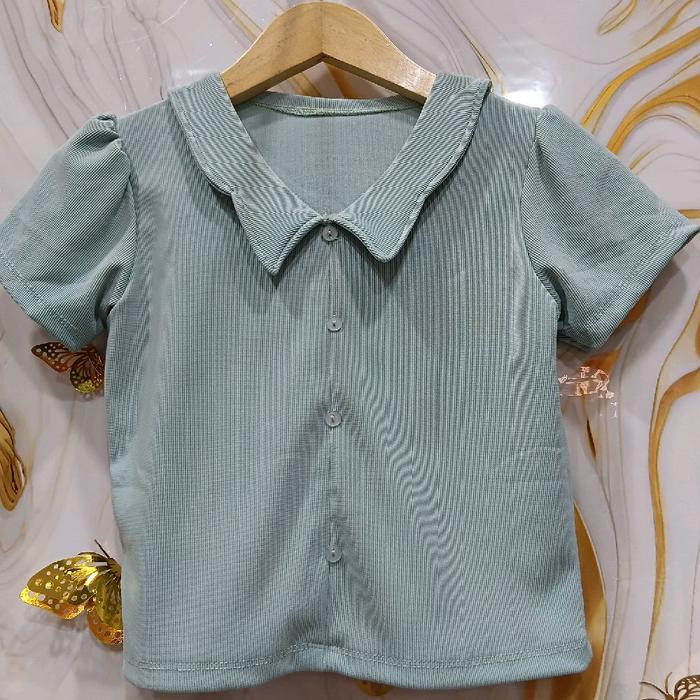 Croptop motif kera kecil dan kancing mati
