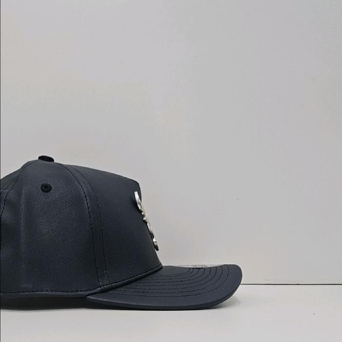 Topi Baseball Banteng Kulit Hitam Besi Silver