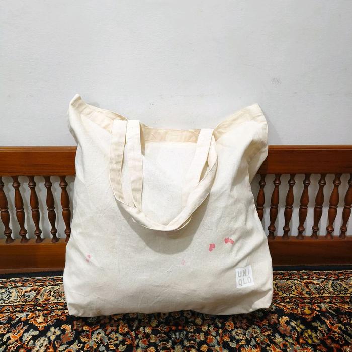 tas tote bag uniqlo warna cream