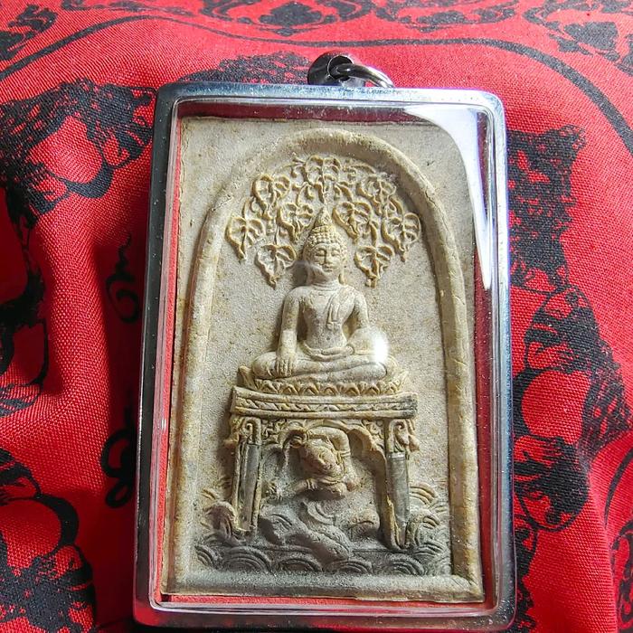 Phra Somdej Chanamaran Bandan Sap, desain 9 daun Bodhi, dengan Phra Mae Phosop (dewi padi Thailand)