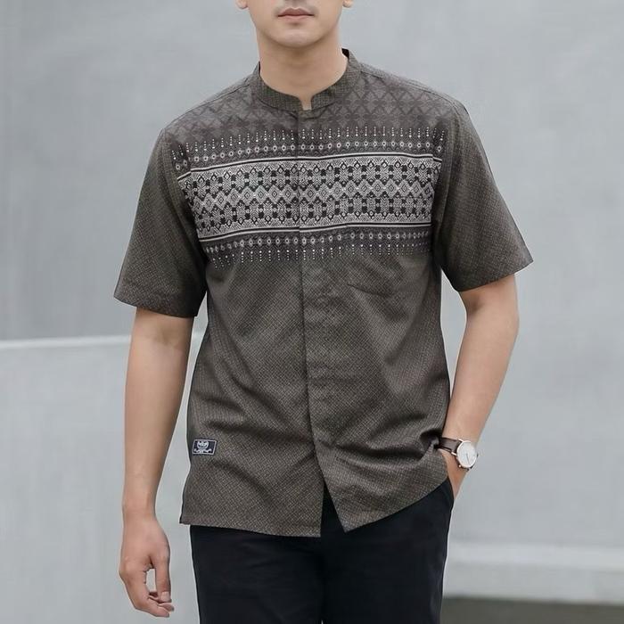 Kemeja Koko/ Kemeja Kerah Pendek Motif Garis Dada Pria Bahan Katun 40s Adem Model Lengan Pendek Moti