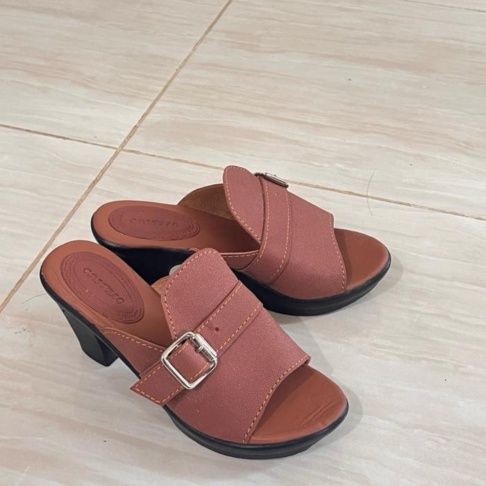 Heels Bata - Sepatu Hak Tinggi dengan Buckle Elegan untuk Tampilan Modern dan Nyaman Sandal Wanita