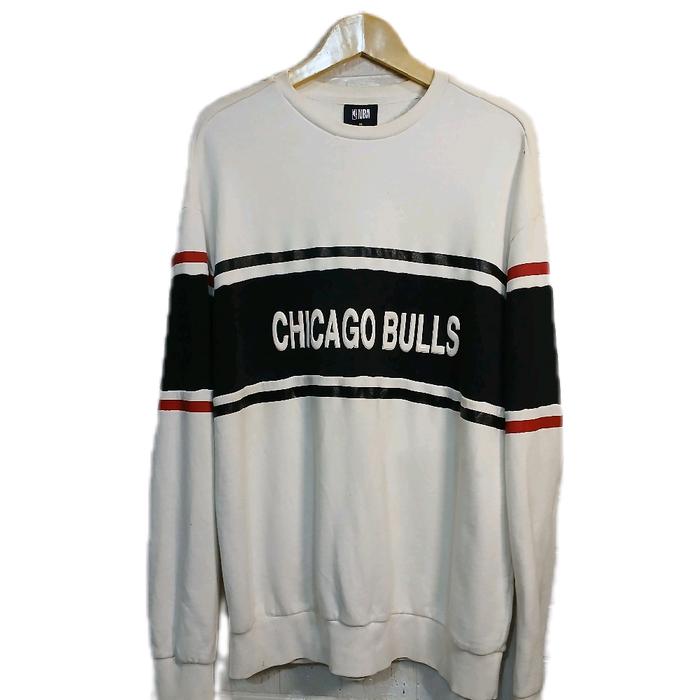 Crewneck Sweater NBA Chicago Bulls Putih Hitam Size XL