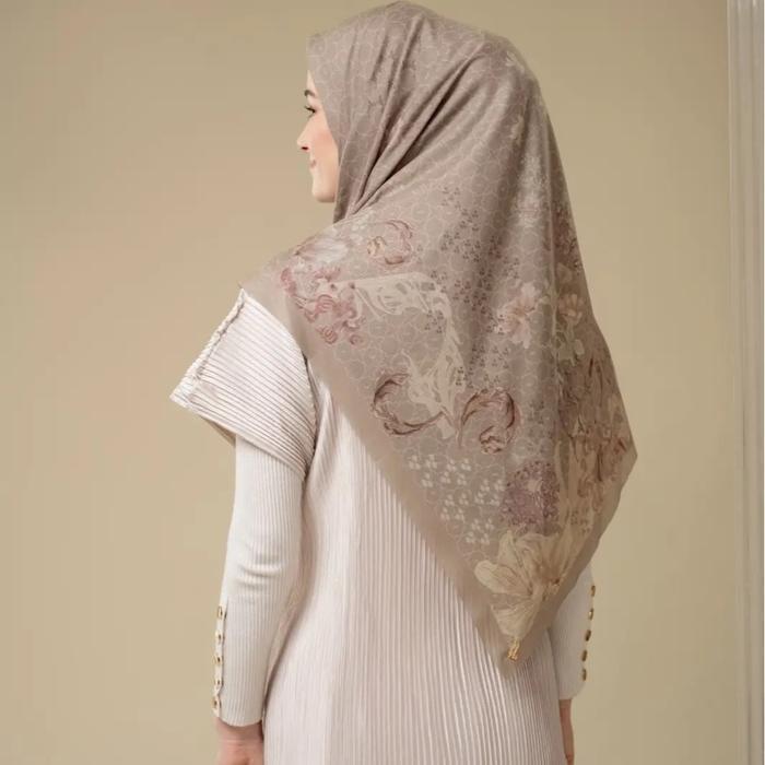 (Ready Stok) Heylocal Blyana Scarf | Hijab Segi Empat Printed Vinest Voal - Avery, Standard (Terlari