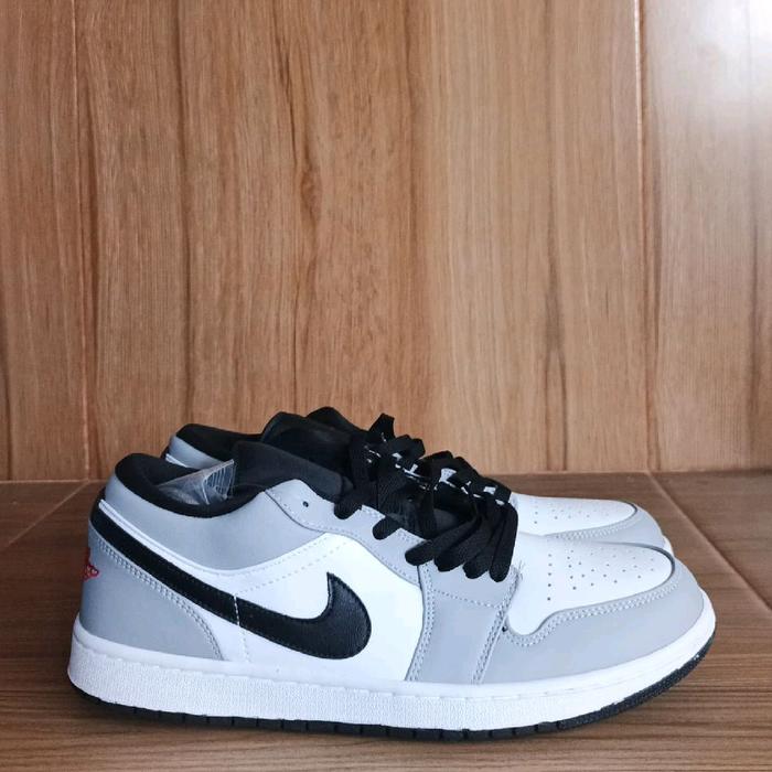 Sepatu Casual Pria Nike Air Jordan 1 Low Warna Abu Kombinasi Putih dan hitam