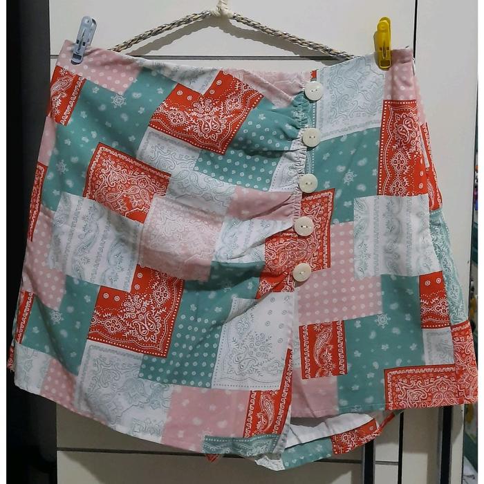 Preloved - Celana pendek hotpants multicolor untuk wanita merk Pomelo