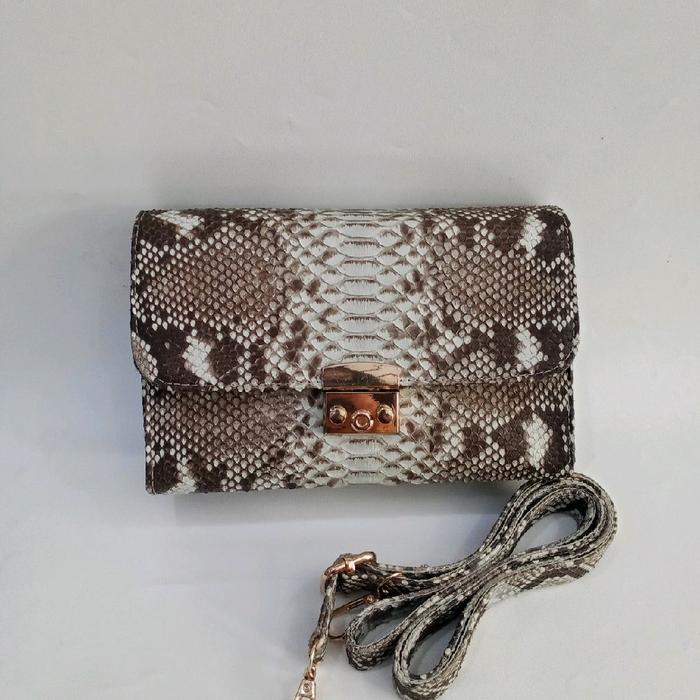tas selempang terbuat dari bahan kulit ular asli