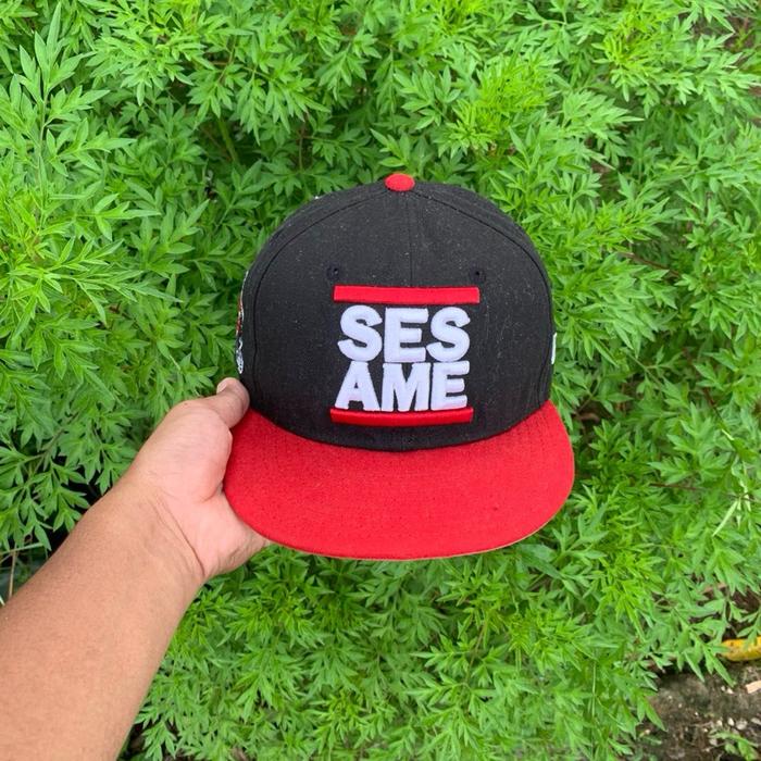 Topi SnapBack New Era x Sesame Hitam Merah Dengan Logo Sesame Trendy dan Nyaman