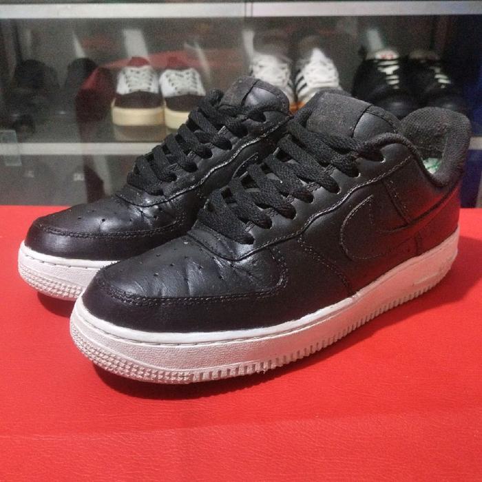 SEPATU SECOND KULIT HITAM NIKE SIZE 39