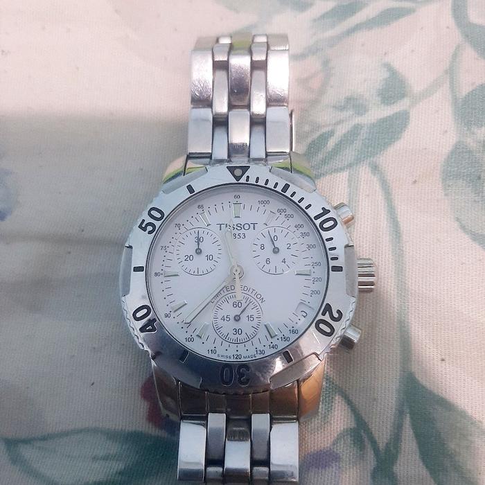 Tissot PRS 200 Jam Tangan Pria dengan Tali Stainless Steel dan Dial Putih