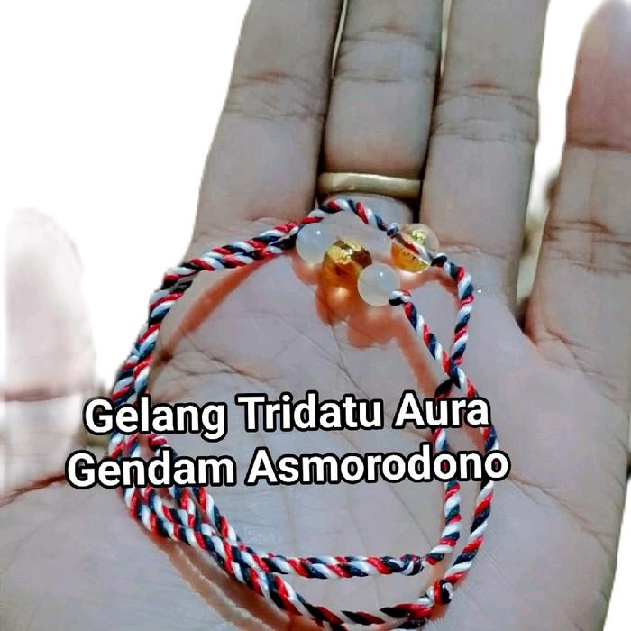 Gelang Tridatu Aura Gendam Asmorodono dengan Desain Unik dan Warna Merah Putih untuk Tampilan Stylis